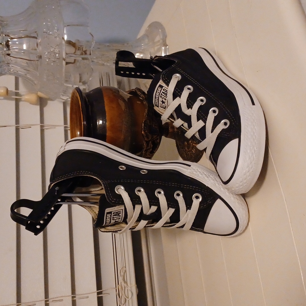 Converse LowTop Sneaker / Black /Women sz 6